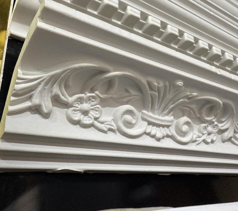 קיר תקרה مع ورد